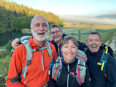 Jacques Pézier avec son groupe de randonneurs sur le chemin de Compostelle