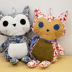 Peluche créée dans les ateliers loisirs couture de Bobines et Combines