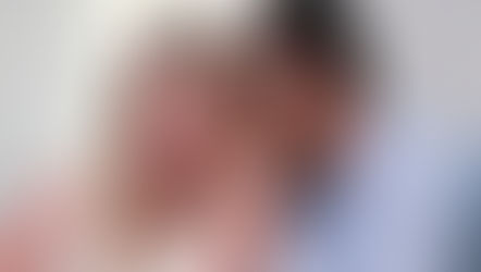 Deux personnes qui chuchottent et partagent leurs secrets