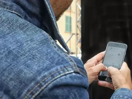 Foto intime della compagna online per 12 anni: uomo torinese patteggia per revenge porn