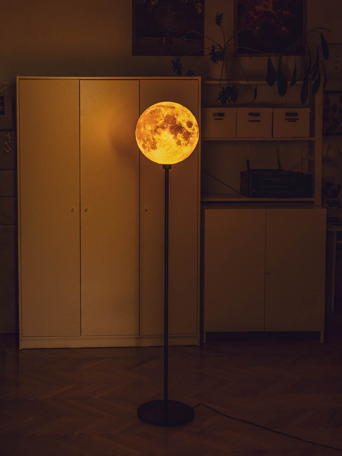 Luna VELIKANKA stoječa na ravnem stojalu