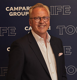 Portrait Foto Stefan Jensen vor Campari Logowand