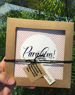 Presente em caixa kraft com 6 brownies e/ou barra de caramelo e na tampa mensagens especiais