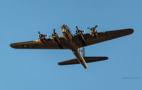 B-17-overhead-pass-karolina-2048x1300.jpg