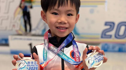 Seth Y. (Y2B) remporte une double médaille d’argent lors de la Hong Kong Speed Skating Cup