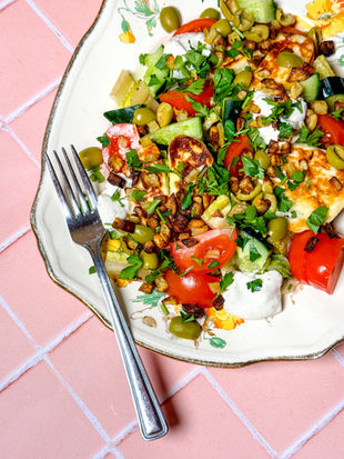 Salade de laitue romaine et halloumi grillés, légumes frais et croûtons de pomme de terre au Airfryer
