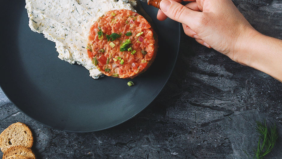Tartare de tomates (style tartare de boeuf) & tartinade fêta, citron, aneth.