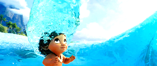 Moana bebê no mar