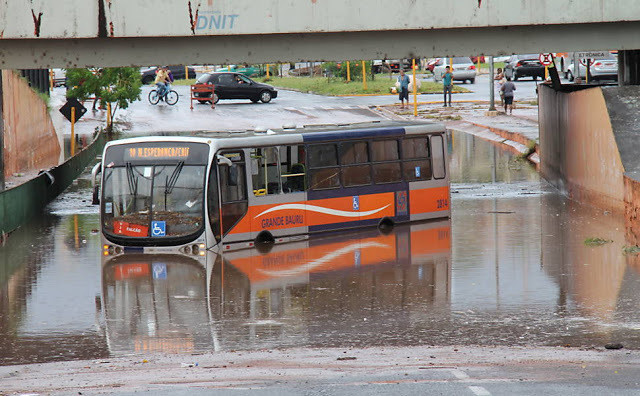 Ônibus fica ilhado com tanta água na avenida Nações Unidas
