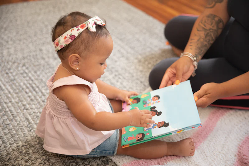 Un bebé mirando un libro