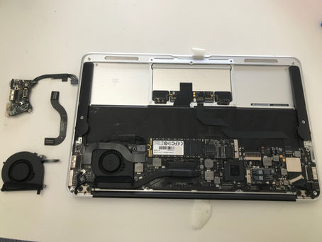 APPLE MacBookAirのA1465 2012 起動不可修理