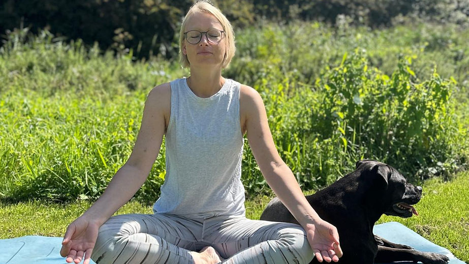 Yogalehrerin Susan Schulze in Meditation – Yoga online oder in Glückstadt