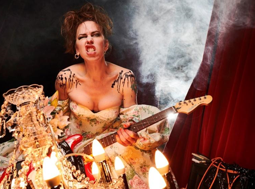 Atriz britânica Emma Frankland apresenta releitura queer do icônico show MTV Unplugged do Nirvana