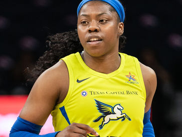 Arike Ogunbowale lideró la victoria de Dallas en OT
