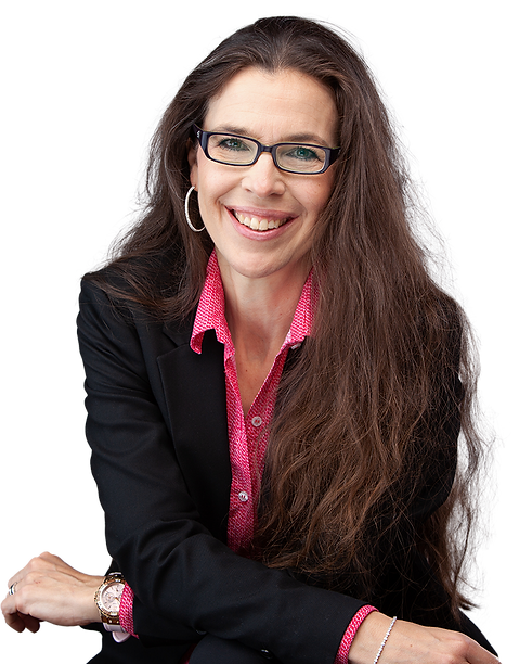 Claudiia_Freigestellt_Verschränkte_Arme.