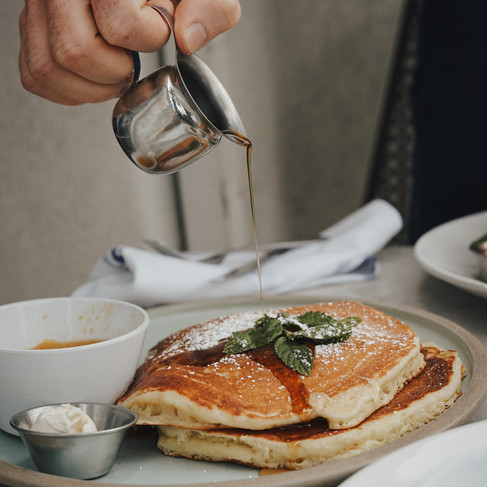 Fluffy pancakes à Los Angeles, avec du sirop d'érable et une compotée de pêche 