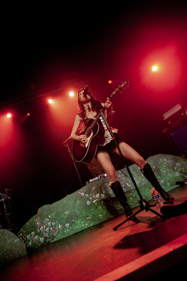 Holly Humberstone performing on the Cruel World Tour in Philadelphia, PA on June 9, 2026. Photo by Rebecca McDevitt