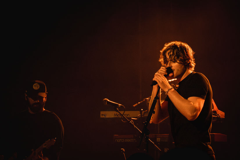 Matt Hansen opening for Dean Lewis at Showbox SoDo in Seattle, WA. Photos by Vaneza Gutiérrez Wyckoff