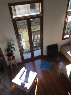 Ventanal de PVC simil madera y acceso a balcón francés - Casa San Carlos