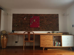 Escritorio con pared de ladrillo a la vista - Casa San Carlos