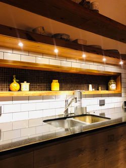 Detalle mueble de cocina con mármol negro Brasil y cerámicos subway - Casa San Carlos
