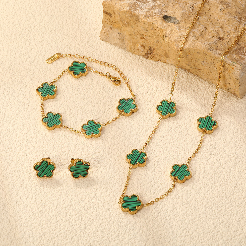 Thumbnail: Elegant clover-inspired necklace