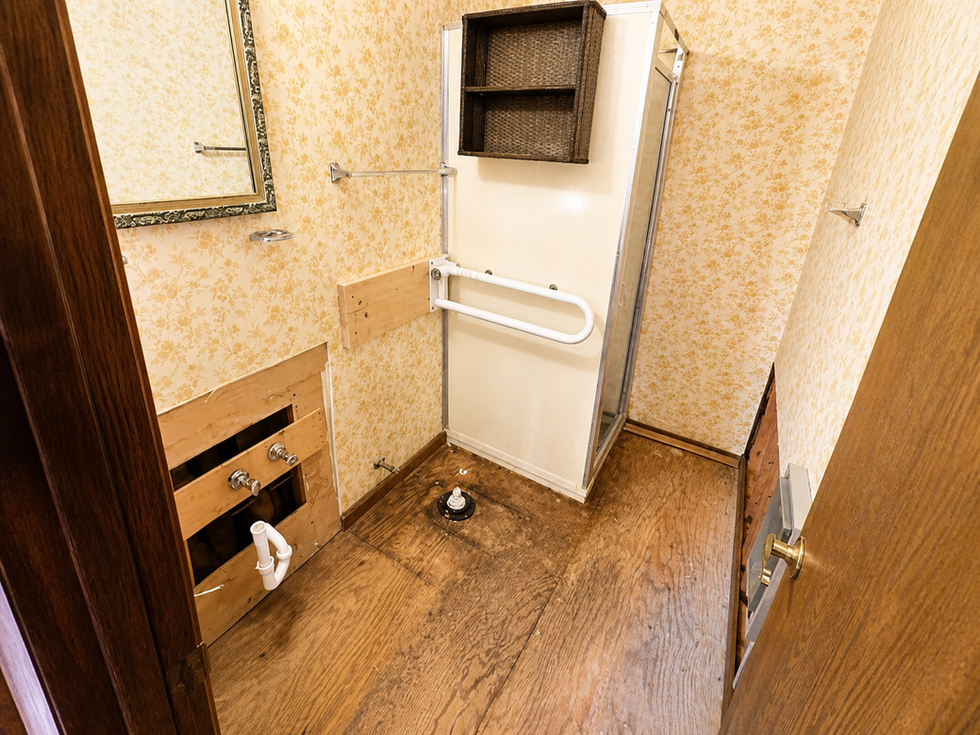 City Springs - Master Bathroom - Before
