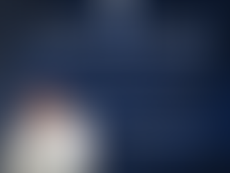 رجل سعودي يحمل هاتف للترويج لدورات CFAcademy عن البلوك تشين والعملات الرقمية.