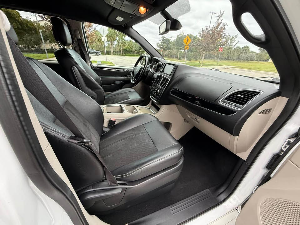 Thumbnail: 2019 Dodge grand caravan passenger SXT Minivan 4D