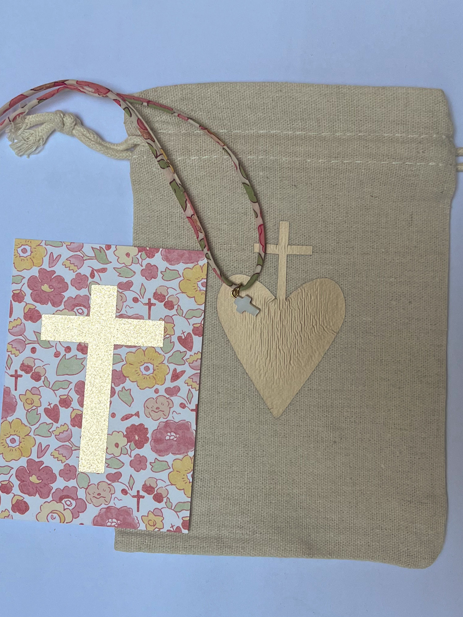 lot signet et collier à offrir pour les sacrements - rose et jaune