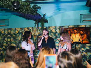 Juanma & The Sistars cantando en vivo