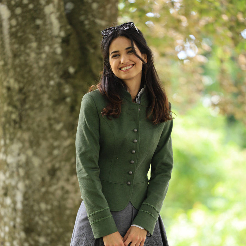 Schönes Dirndl im Park