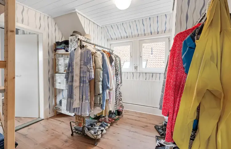 Schlafzimmer mit einem begehbaren Kleiderschrank