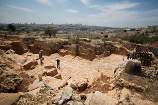 Just off Israeli highway, 500,000-year-old site found