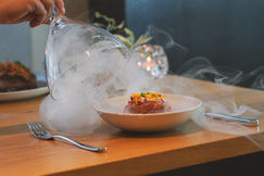 Bild vom Rindertatar mit Rauch