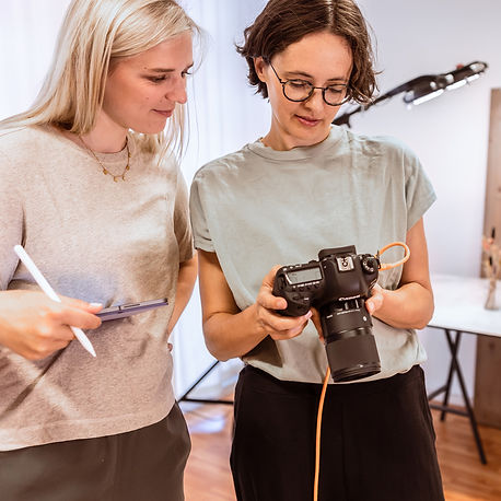 Behind-the-Scenes – Kreative DIY-Produktion im Studio von StudioStories für maßgeschneiderte Markeninhalte