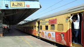 ‘महाराष्ट्र एक्स्प्रेस’ वर विकासकामांची माहिती 