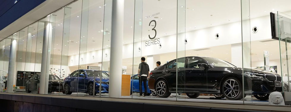 BMWの車両が複数展示されている、自動車ディーラーOsaka BMW千里支店のショールーム。