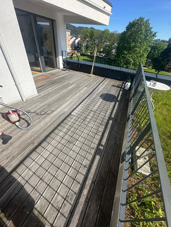 Professionell gereinigte und geschliffene Holzdielen – die Terrasse wirkt aufgefrischt und bereit für die Endbehandlung.