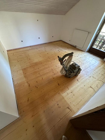 Frisch geschliffener Dielenboden nach Grob-, Mittel- und Feinschliff – bereit für die Versiegelung oder Ölung.