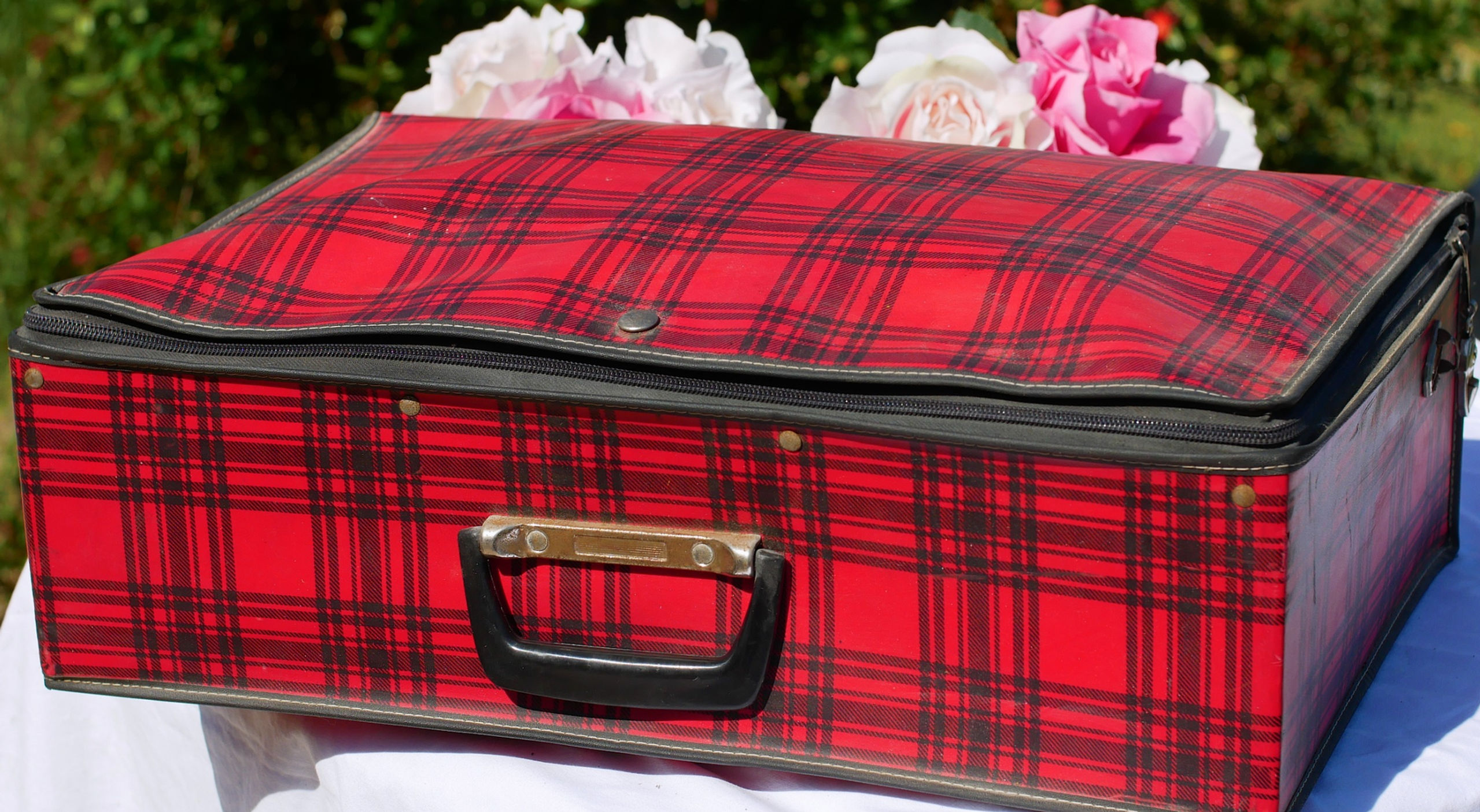 מזוודה אדומה