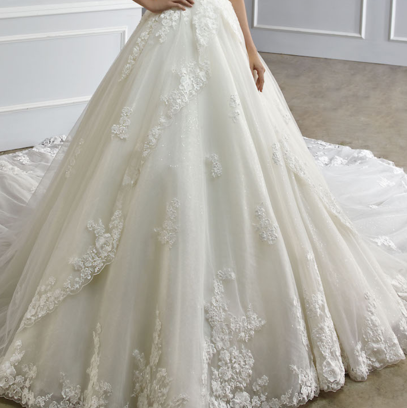 縮圖：Embellished Lace Ball Gown Bridal Gown