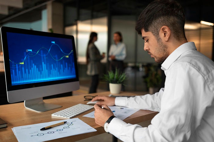 How Networking Enhances a Data Analyst Career