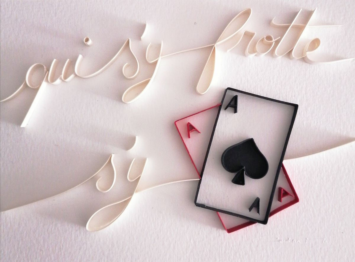 Œuvre originale MO3D QUI S'Y FROTTE S'Y PIQUE de Cendreen Mo en Paper Art, texte blanc en relief avec deux cartes à jouer