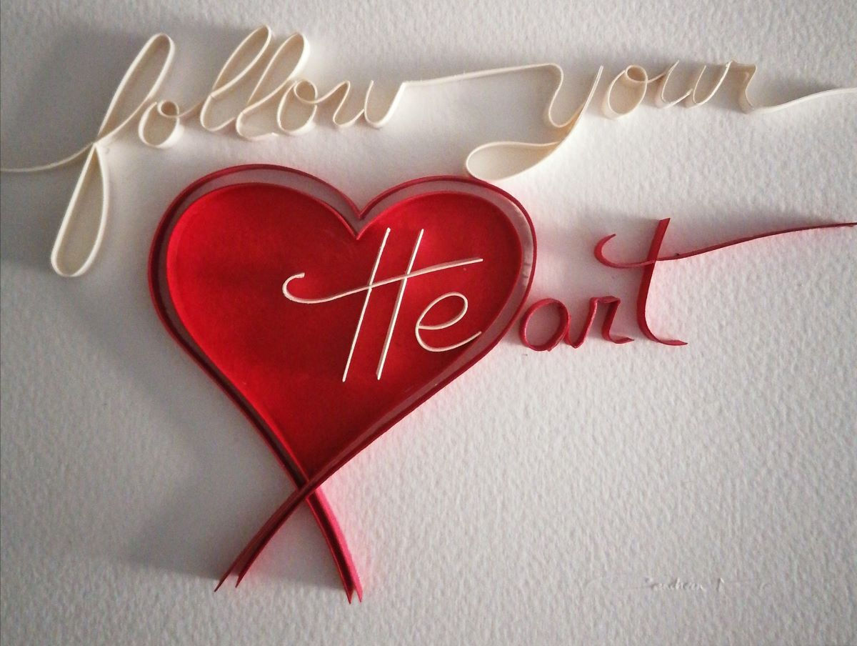 Œuvre originale MO3D FOLLOW YOUR HEART de Cendreen Mo en Paper Art, texte blanc en relief avec un cœur rouge