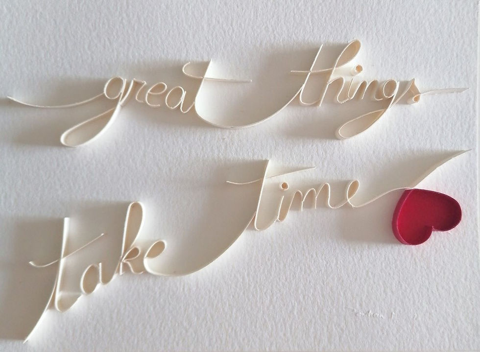 Tableau Paper Art « GREAT THINGS TAKE TIME » de Cendreen Mo avec écriture blanche en relief sur fond blanc, avec cœur rouge