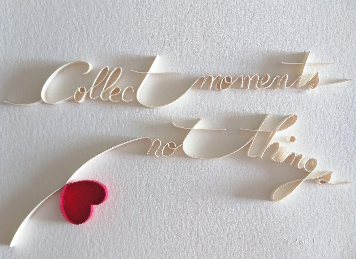 Tableau MO3D COLLECT MOMENTS, NOT THINGS de Cendreen Mo avec écriture blanche en relief et petit cœur rouge en Paper Art
