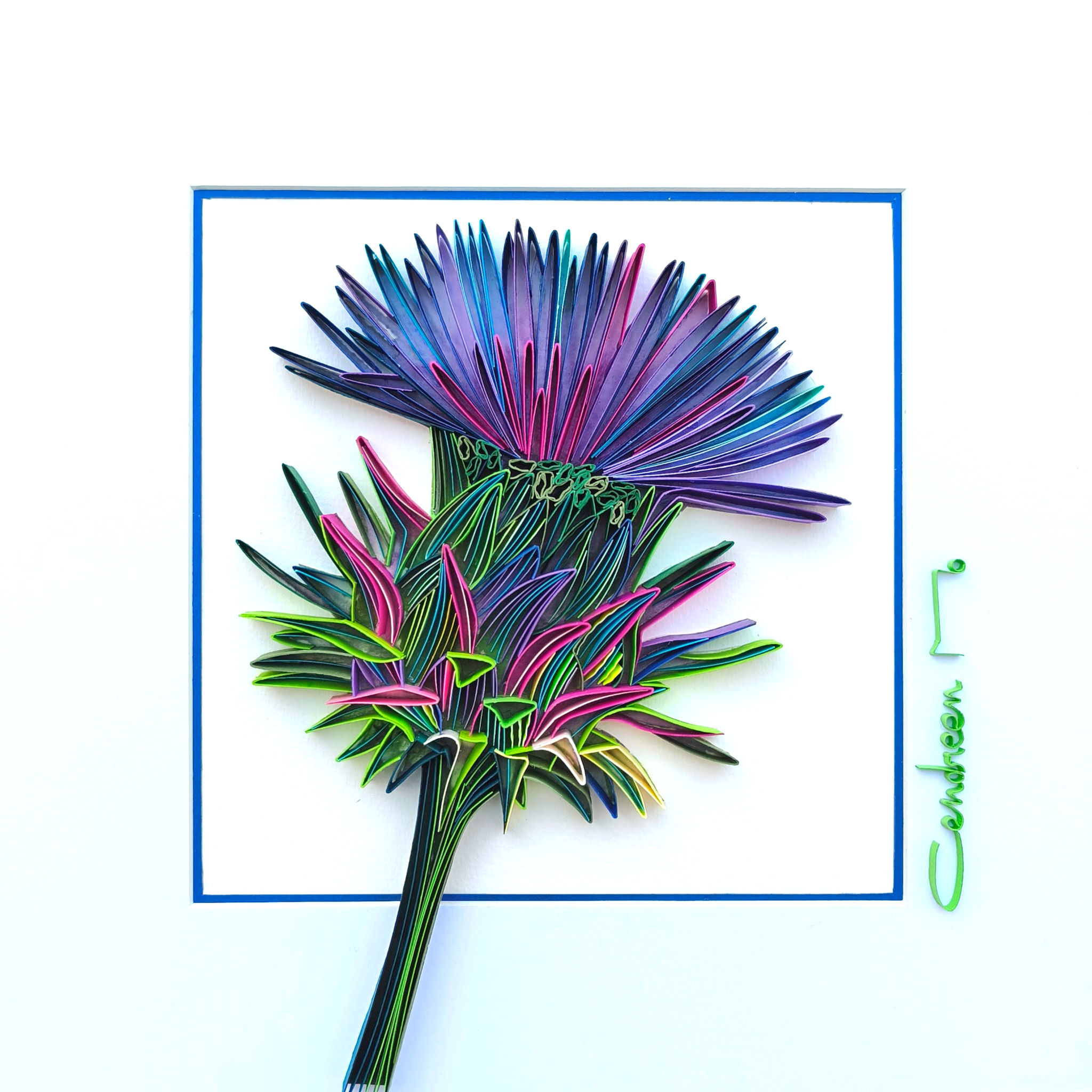 Œuvre contemporaine en Papienture® représentant un artichaut stylisé en relief dans des tons violets, bleus, verts et fuchsia