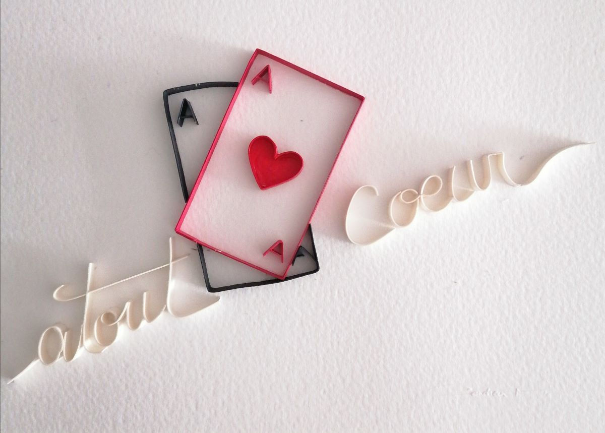Œuvre originale MO3D ATOUT CŒUR de Cendreen Mo, écriture blanche en relief avec deux cartes à jouer, un cœur rouge en Paper