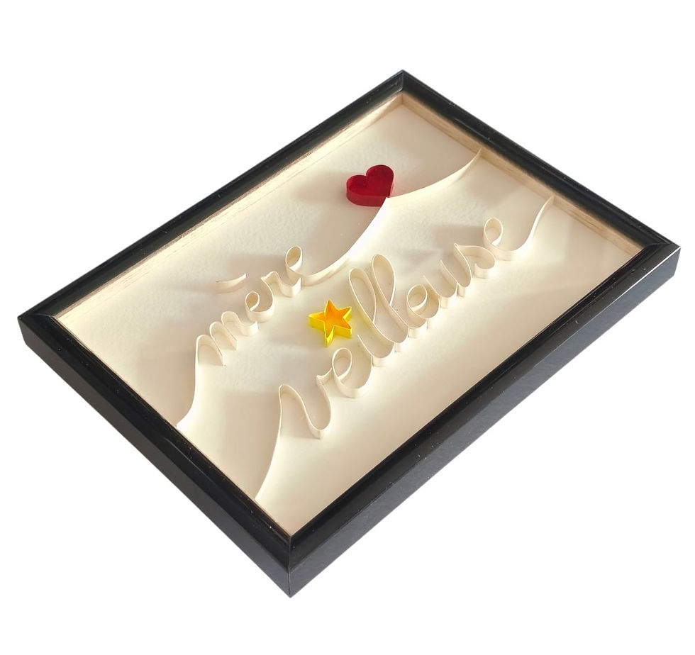 Œuvre originale MO3D MÈRE VEILLEUSE de Cendreen Mo en Paper Art, texte blanc en relief avec cœur rouge et étoiles jaunes